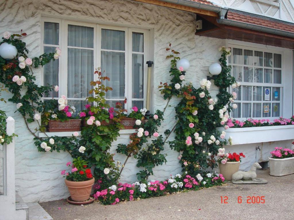 Hôtel Restaurant Maison Blanche Rungis Exterior foto